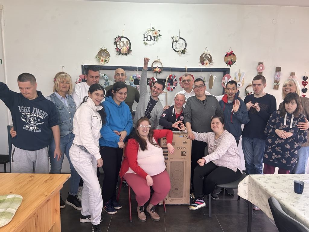 Донација Блутут звучника компаније МаxБет корисницима Дневног боравка „Наша прича“